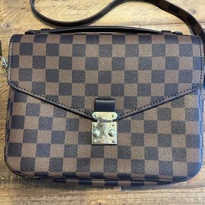 Beautiful handbag/crossbody.